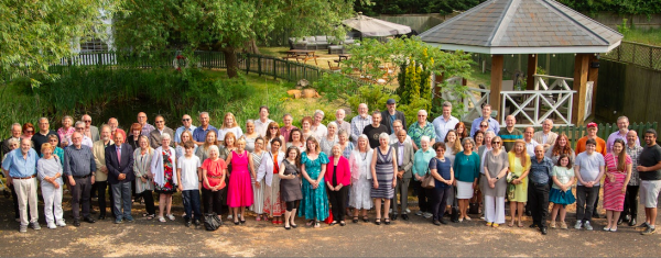 اجتمع الضيوف من جميع أنحاء العالم في أرنكوت بأوكسفوردشاير للاحتفال بالذكرى الثمانين لتأسيس جورج رونالد الناشر.