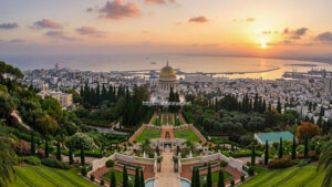 منظر بانورامي لحدائق البهجة والمركز البهائي العالمي في حيفا وقت الغروب مع علامة مائية https://abnnews.net.