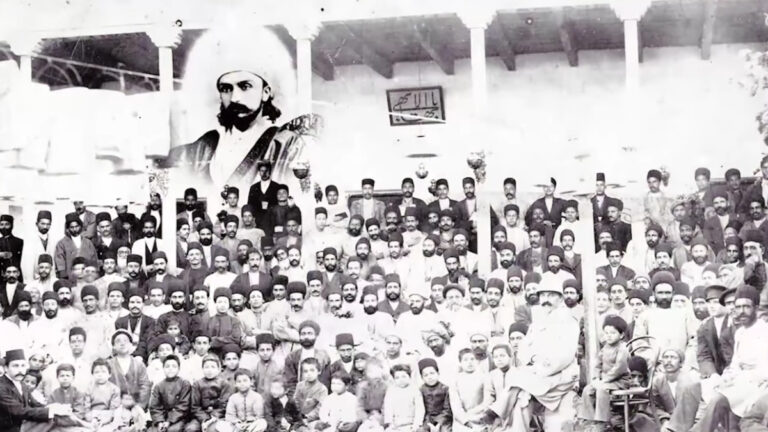 لقطة تاريخية من الفيلم الوثائقي البهائي مائتا عام من التاريخ الخفي تظهر تجمعاً قديماً مع صورة رمزية في الخلفية.