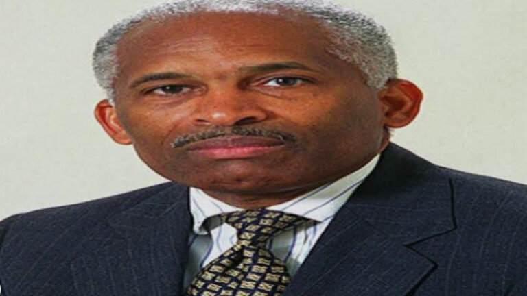 الراحل غلينفورد ميتشل عضو بيت العدل الأعظم السابق والكاتب البهائي