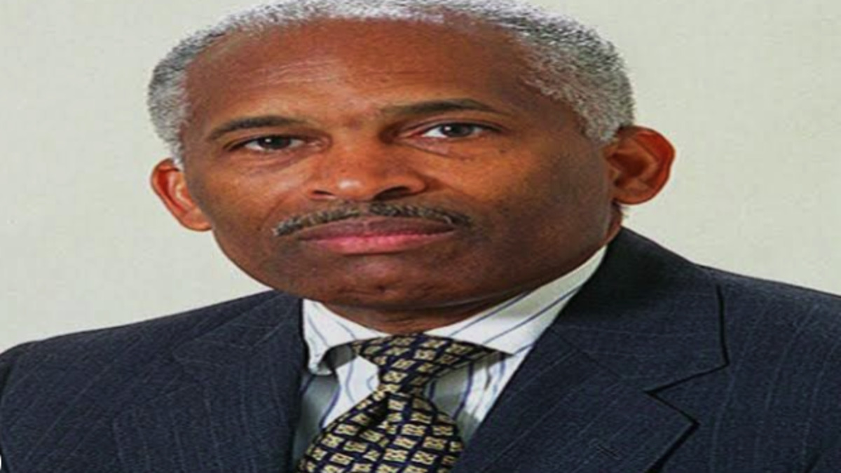 الراحل غلينفورد ميتشل عضو بيت العدل الأعظم السابق والكاتب البهائي