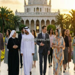 مجموعة متنوعة من الضيوف يمشون في حدائق البهجة بعكا خلال احتفالات أيام الهاء مع علامة مائية https://abnnews.net.