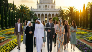 مجموعة متنوعة من الضيوف يمشون في حدائق البهجة بعكا خلال احتفالات أيام الهاء مع علامة مائية https://abnnews.net.