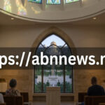 داخل مشرق أذكار بهائي يظهر أشخاصاً يتأملون في ضوء الشمس المنعكس، تعبيراً عن مفهوم الوحدانية.