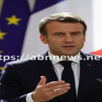 الرئيس الفرنسي إيمانويل ماكرون يلقي خطاباً أمام علم فرنسا - abnnews.net