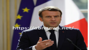 الرئيس الفرنسي إيمانويل ماكرون يلقي خطاباً أمام علم فرنسا - abnnews.net