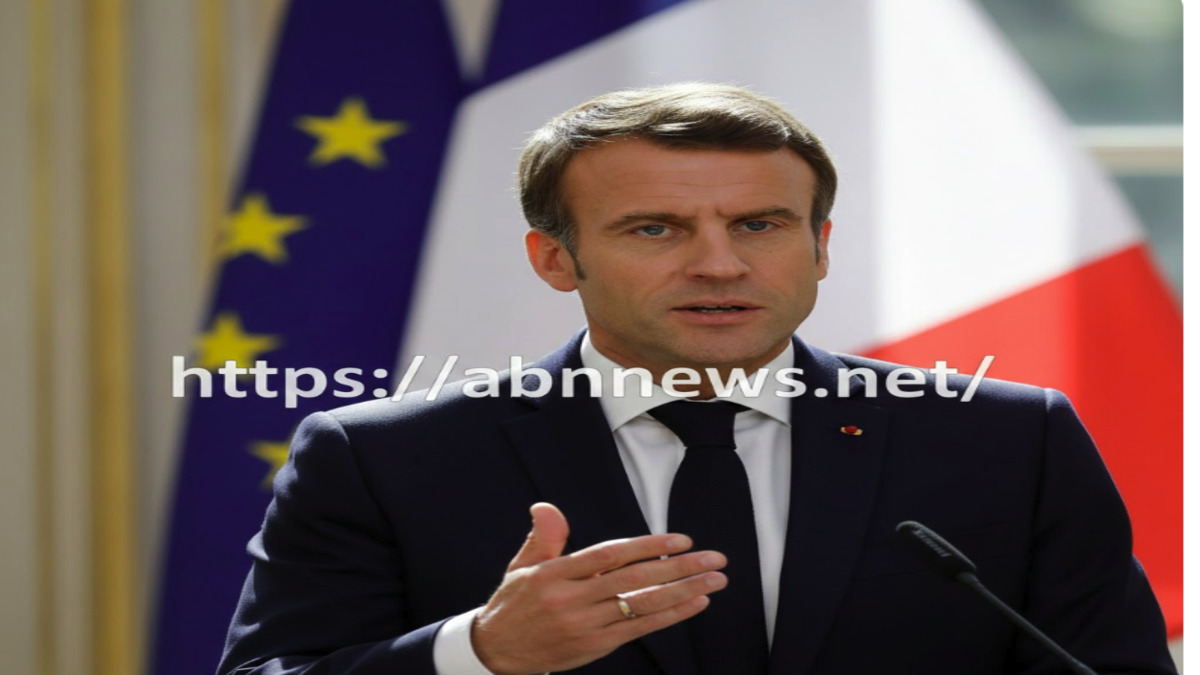 الرئيس الفرنسي إيمانويل ماكرون يلقي خطاباً أمام علم فرنسا - abnnews.net