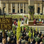 مئات المصلين يحملون سعف النخيل المجدول وأغصان الزيتون في ساحة القديس بطرس بالفاتيكان خلال احتفالات أحد الشعانين Palm Sunday مع شعار ABN NEWS.