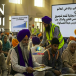 أتباع ديانة السيخية يجلسون على الأرض في مطبخ اللانغار لتناول وجبة مجانية تعبيراً عن المساواة بين الفقير والملك