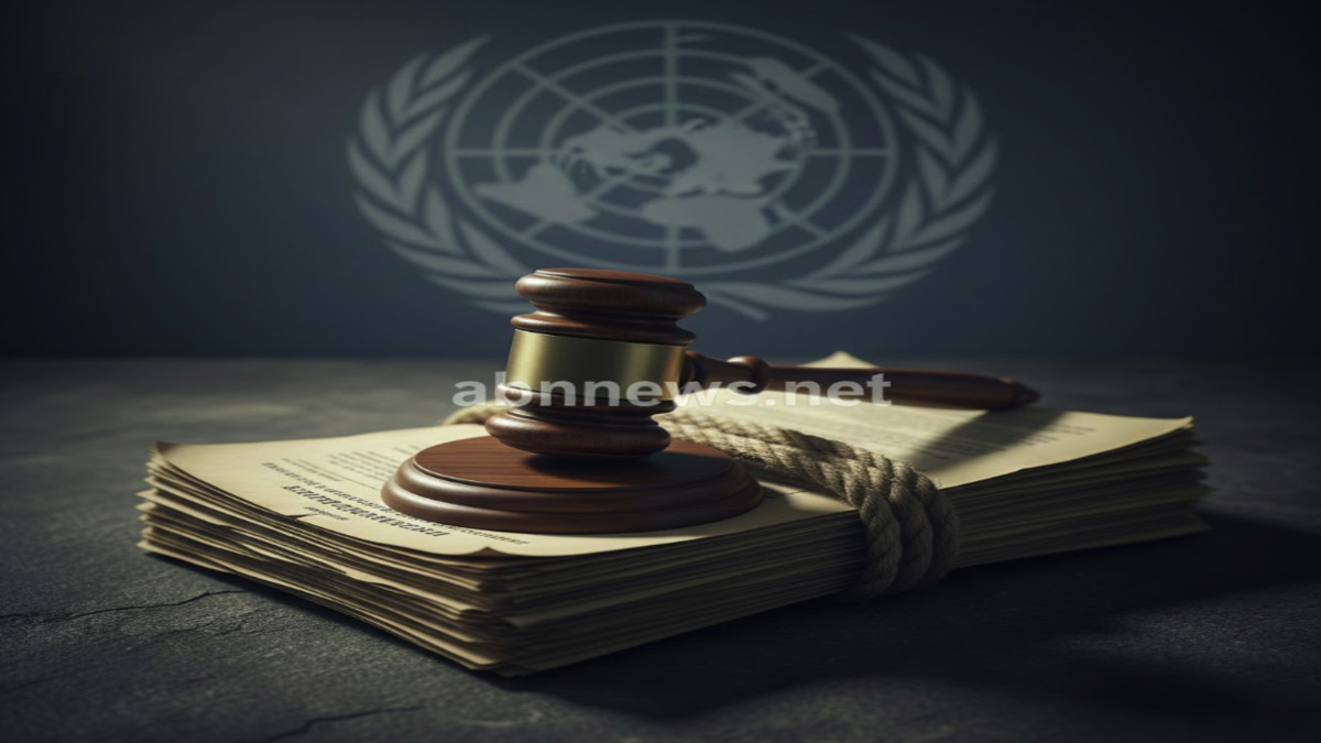 وثائق قانونية ومطرقة القضاء أمام شعار الأمم المتحدة تعبيراً عن تقارير إدانة التمييز ضد البهائيين في مصر، موقع abnnews.net.