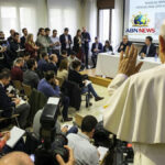 Periodistas capturando imágenes de la rueda de prensa en la Conferencia Episcopal Española sobre la visita del Papa León XIV.
